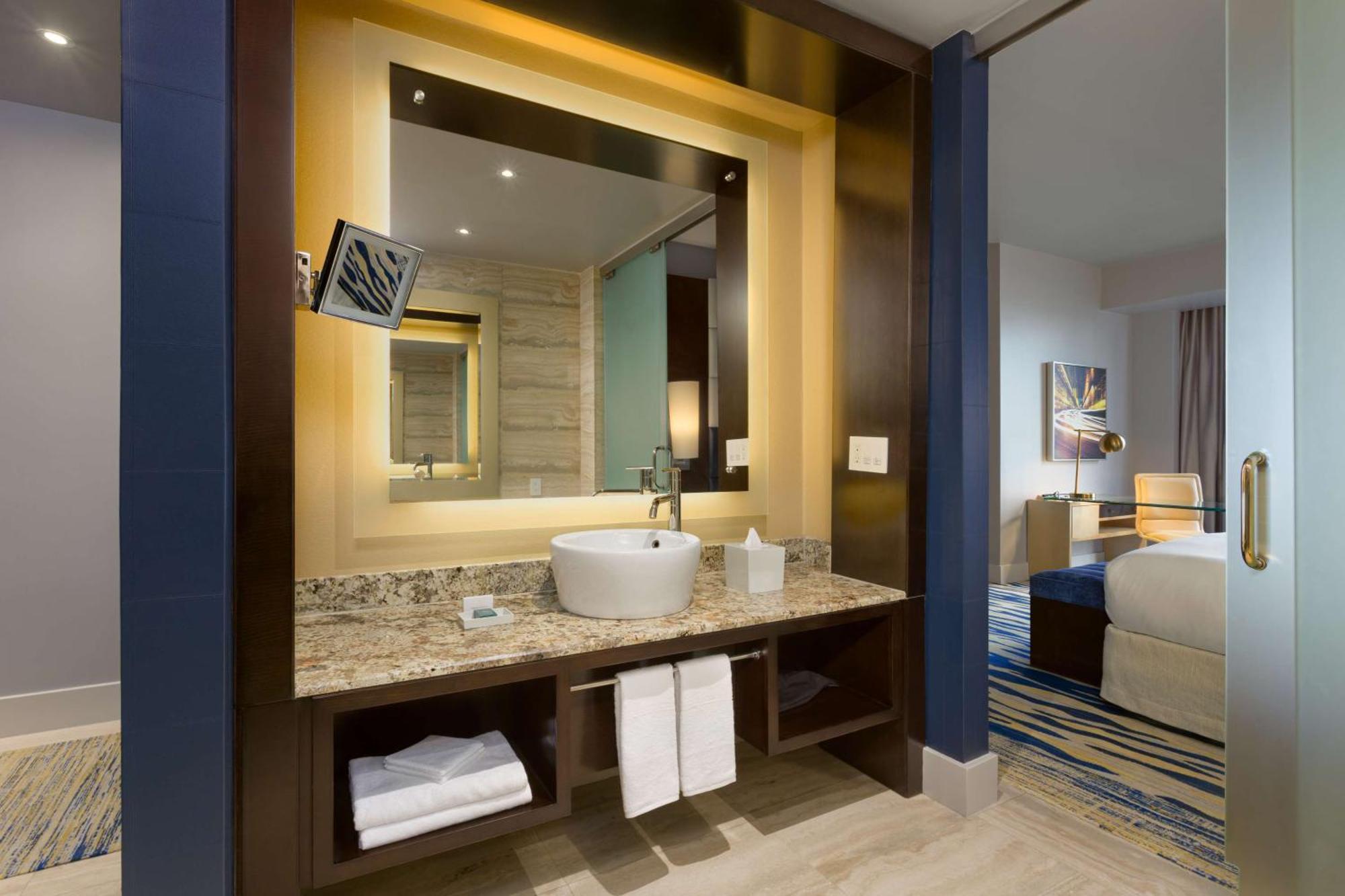 Premium Zimmer mit Kingsize-Bett, Balkon und Meerblick