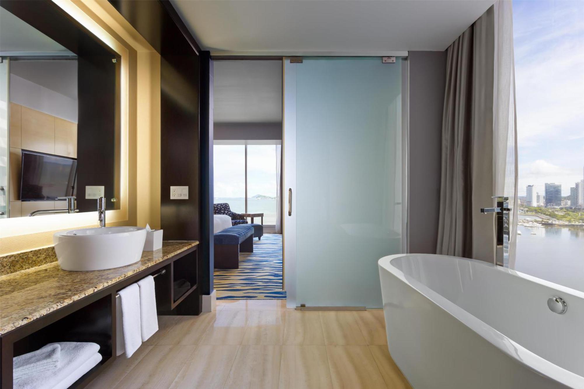 Junior Suite mit Kingsize-Bett und Meerblick