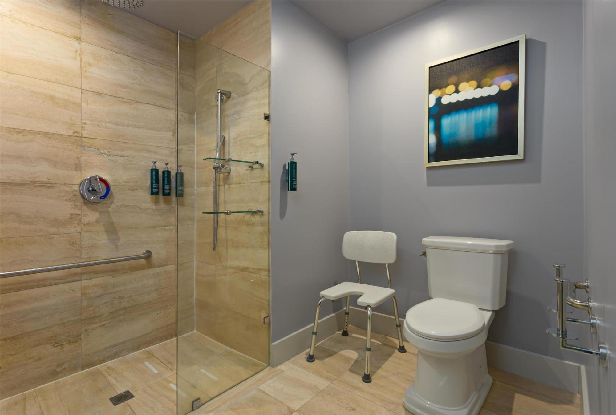 Doppelzimmer mit 2 Doppelbetten und rollstuhlgerechter Dusche, barrierefrei